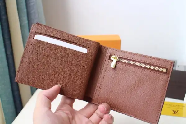 First bag ru LOUIS VUITTON AMERIGO WALLET