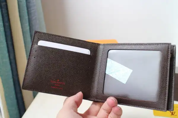 First bag ru LOUIS VUITTON AMERIGO WALLET