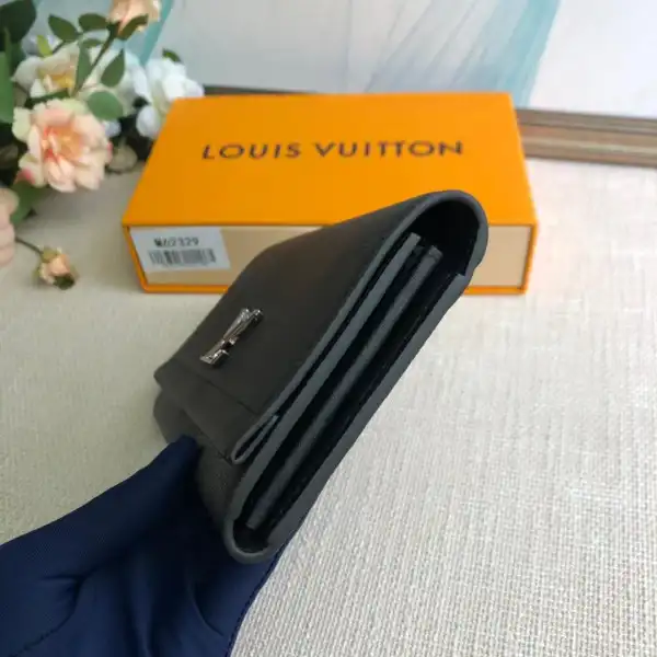 First bag ru LOUIS VUITTON LOCKME WALLET