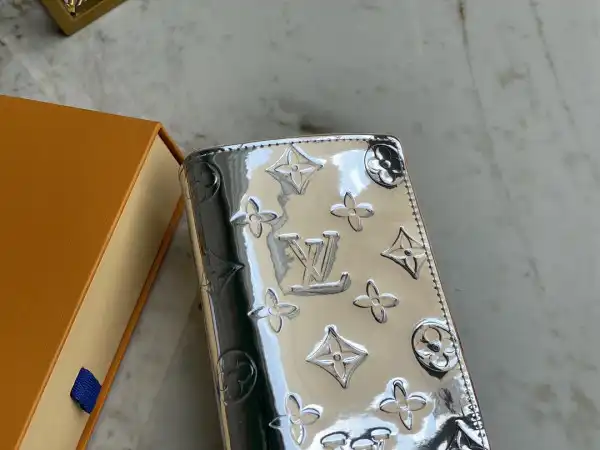 First bag ru LOUIS VUITTON BRAZZA WALLET