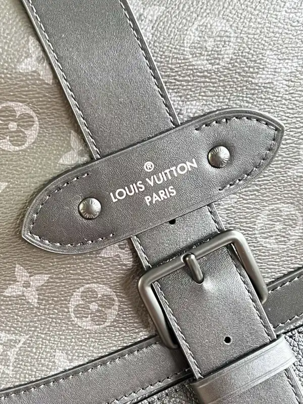 LOUIS VUITTON SAUMUR MESSENGER