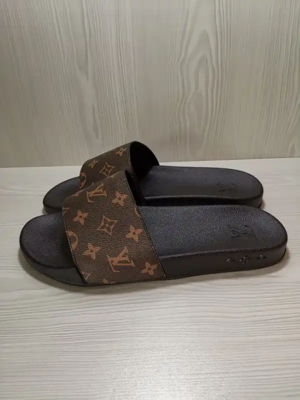 LOUIS VUITTON SLIPPERS