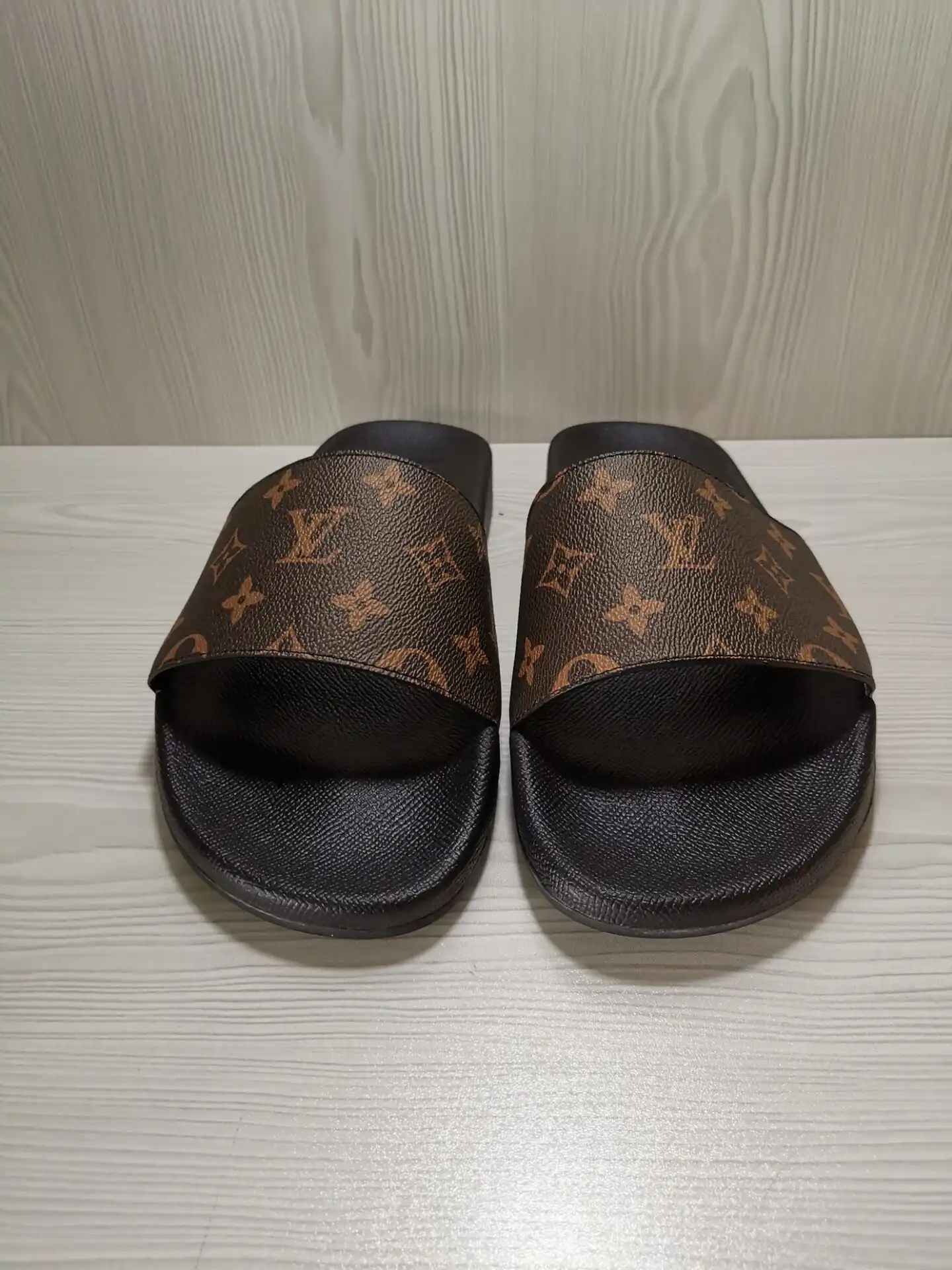 Firstbag Ru LOUIS VUITTON SLIPPERS