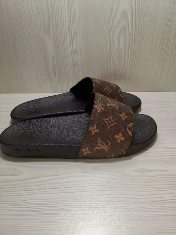 Firstbag Ru LOUIS VUITTON SLIPPERS