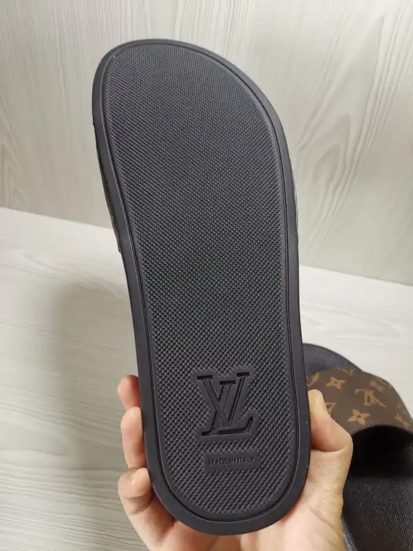 LOUIS VUITTON SLIPPERS