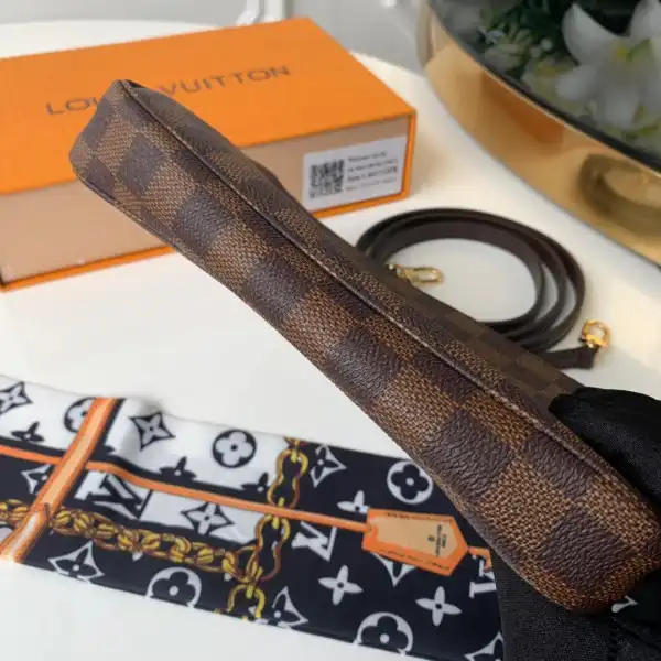 First bag ru Louis Vuitton POCHETTE ACCESSOIRES