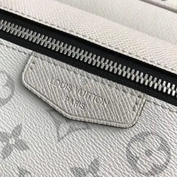 LOUIS VUITTON OUTDOOR MESSENGER