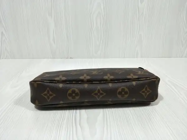 TO Louis Vuitton POCHETTE ACCESSOIRES