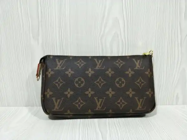 First bag ru Louis Vuitton POCHETTE ACCESSOIRES