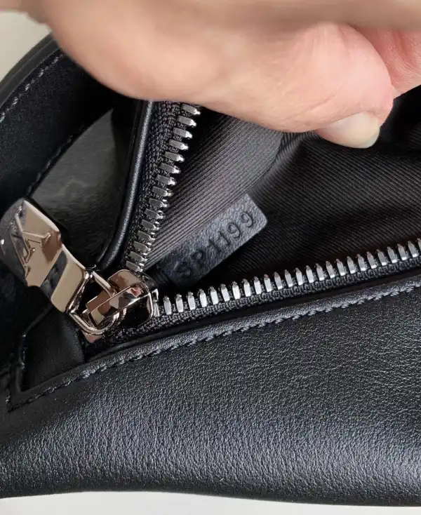 Cheap LOUIS VUITTON DISCOVERY BUMBAG