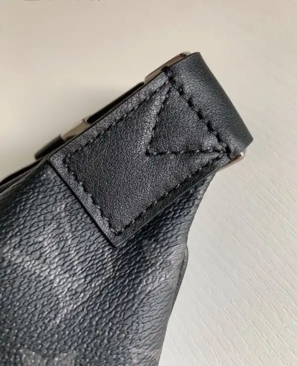 Aaa replica ru LOUIS VUITTON DISCOVERY BUMBAG