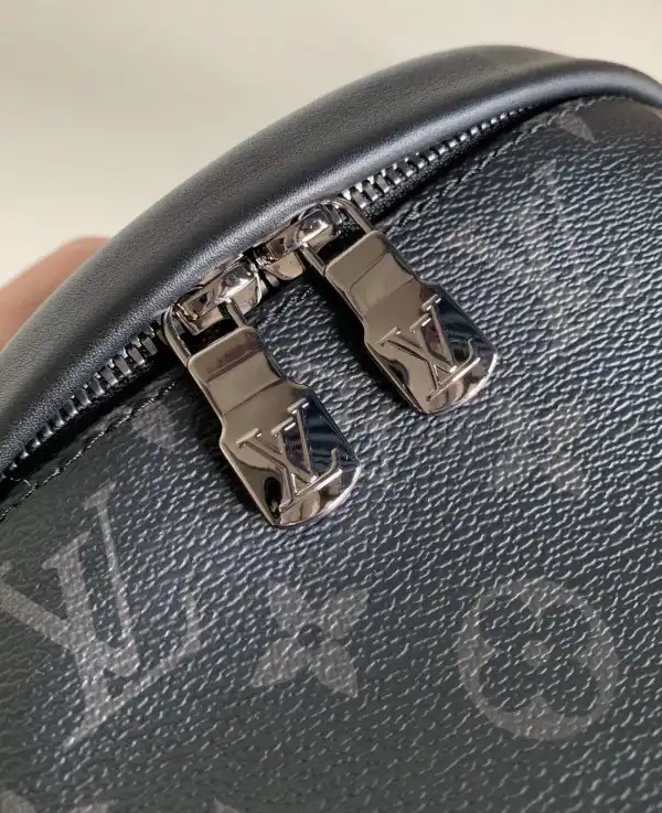 LOUIS VUITTON DISCOVERY BUMBAG