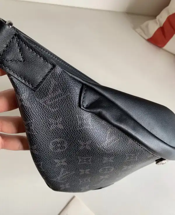 First bag ru LOUIS VUITTON DISCOVERY BUMBAG