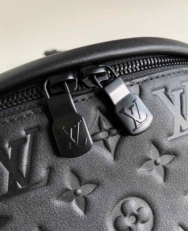 LOUIS VUITTON DISCOVERY BUMBAG