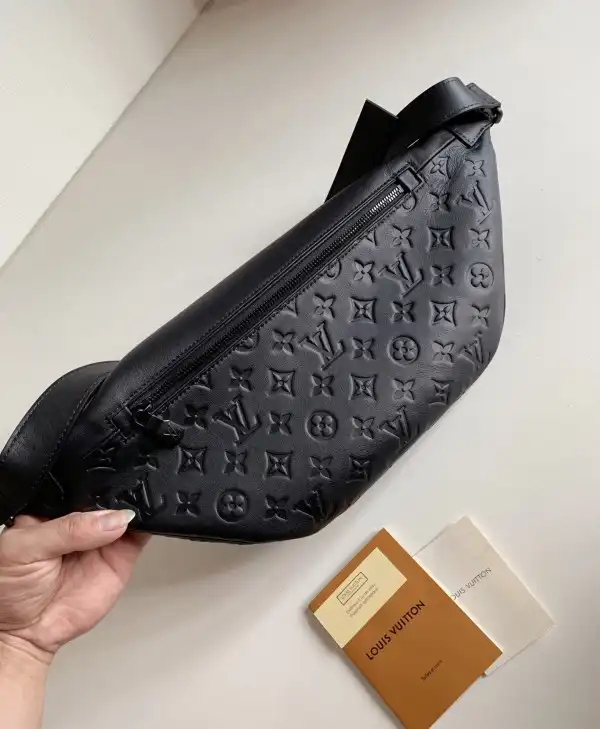 First bag ru LOUIS VUITTON DISCOVERY BUMBAG