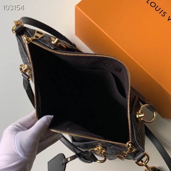 LOUIS VUITTON V TOTE MM