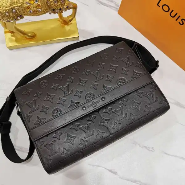 First Bag Ru LOUIS VUITTON SPRING MESSENGER