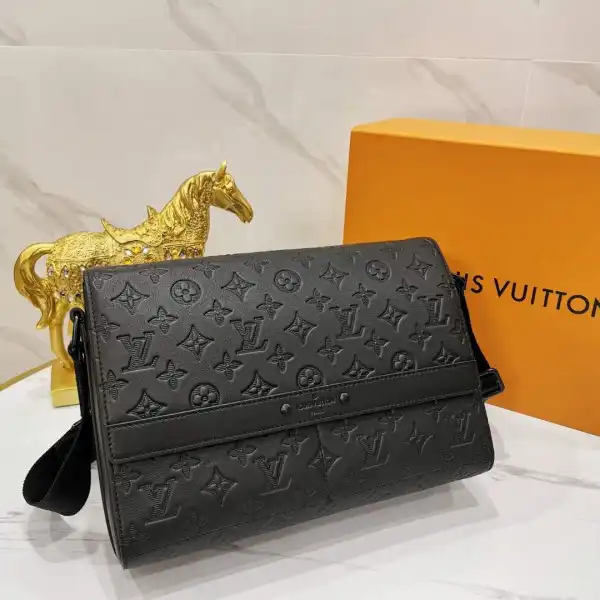 TO LOUIS VUITTON SPRING MESSENGER