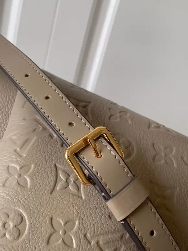 LOUIS VUITTON V TOTE MM