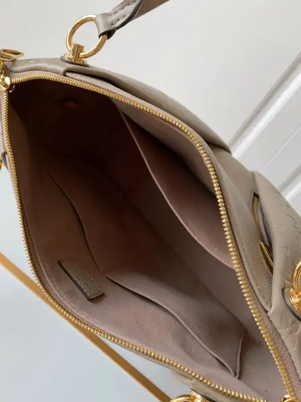 LOUIS VUITTON V TOTE MM