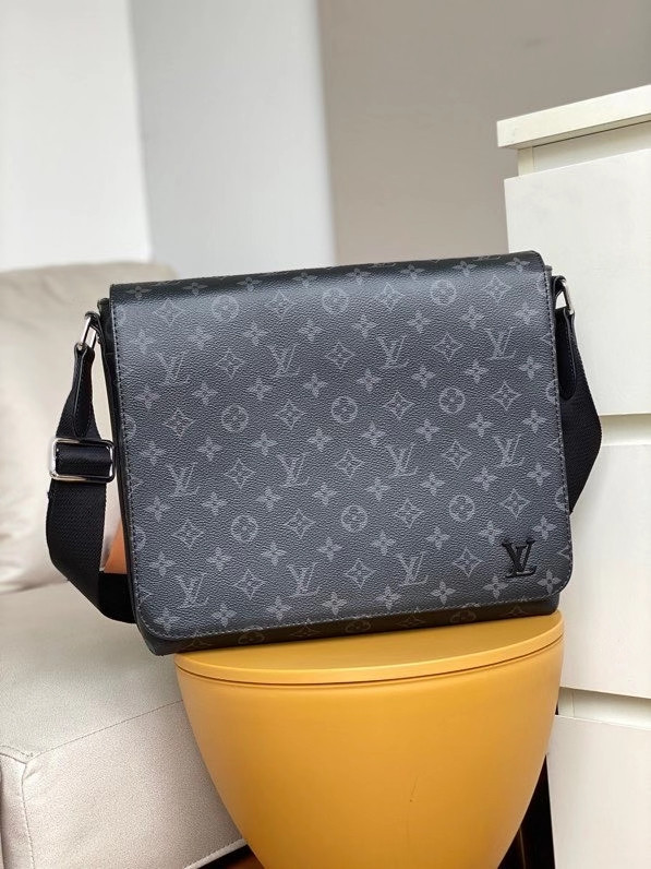 HOT SALE LOUIS VUITTON DISTRICT MM