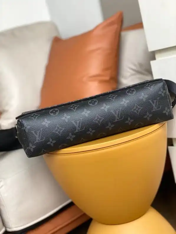 First Bag Ru LOUIS VUITTON DISTRICT MM