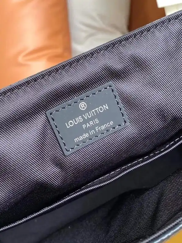 Firstbag Ru LOUIS VUITTON DISTRICT PM