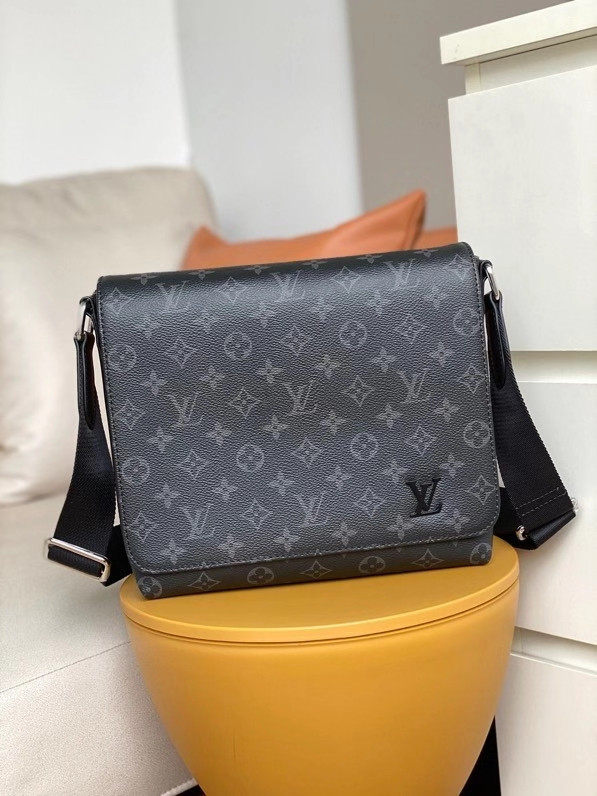 HOT SALE LOUIS VUITTON DISTRICT PM