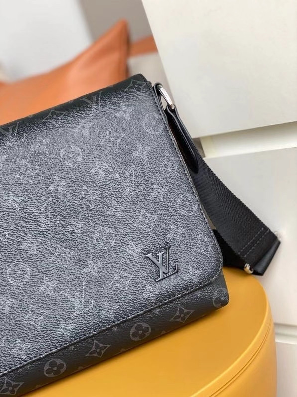 HOT SALE LOUIS VUITTON DISTRICT PM