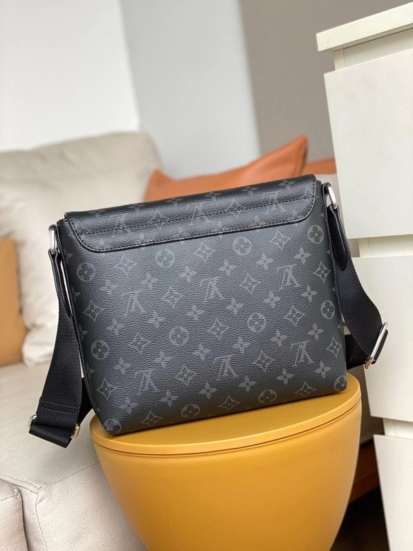 HOT SALE LOUIS VUITTON DISTRICT PM