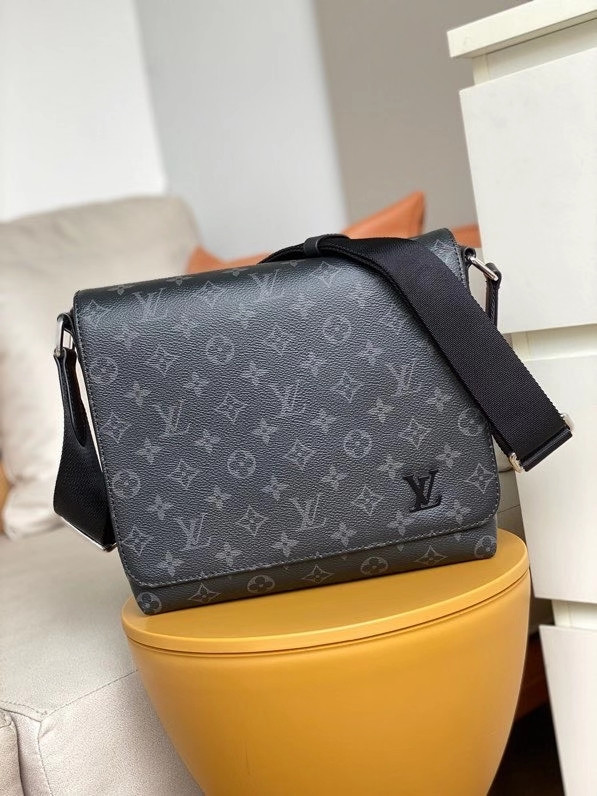 HOT SALE LOUIS VUITTON DISTRICT PM