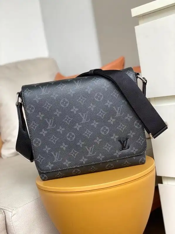 First bag ru LOUIS VUITTON DISTRICT PM