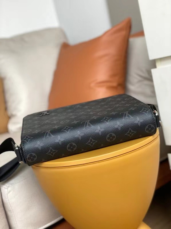 HOT SALE LOUIS VUITTON DISTRICT PM