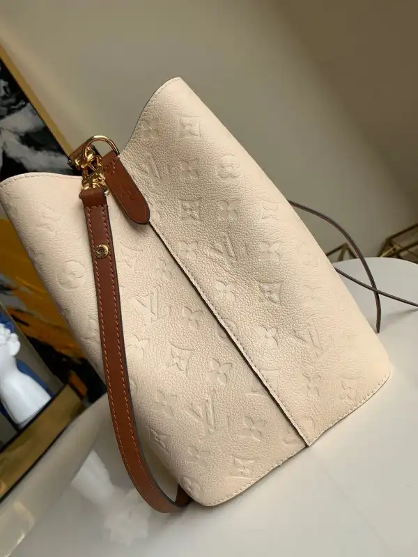 First Bag Ru LOUIS VUITTON NEONOE MM