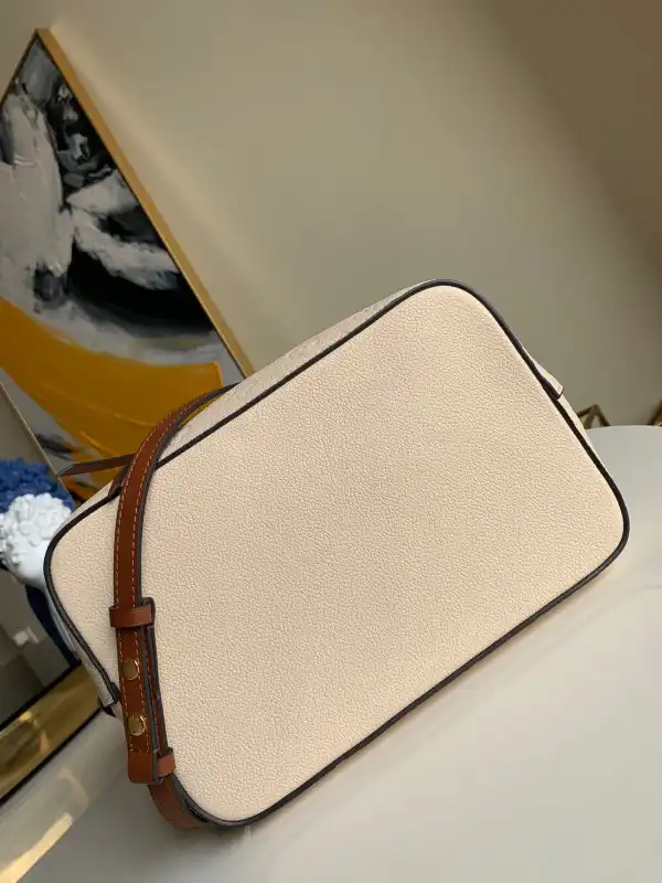 First Bag Ru LOUIS VUITTON NEONOE MM