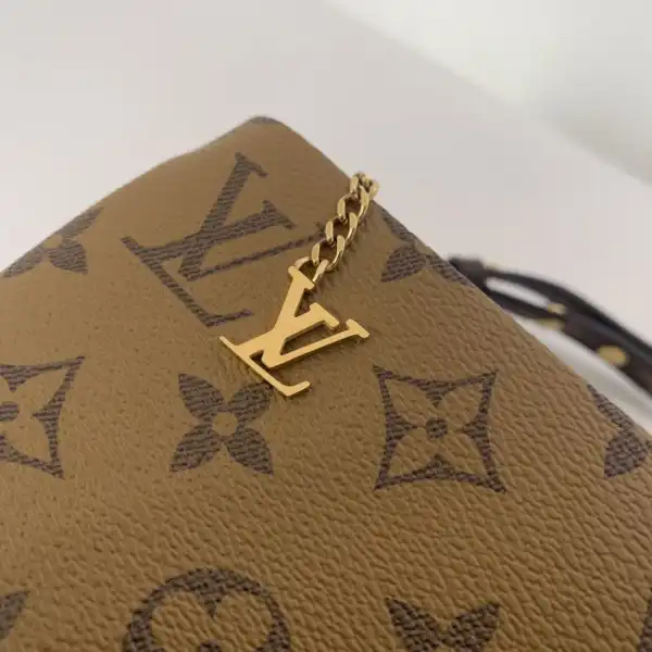 First bag ru LOUIS VUITTON POUCHE LV3