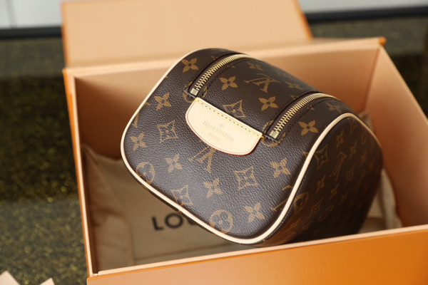 [FREE SHIPPING] LOUIS VUITTON TOILETRY BAG