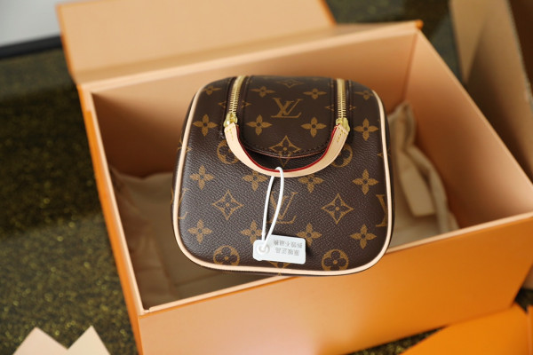 [FREE SHIPPING] LOUIS VUITTON TOILETRY BAG