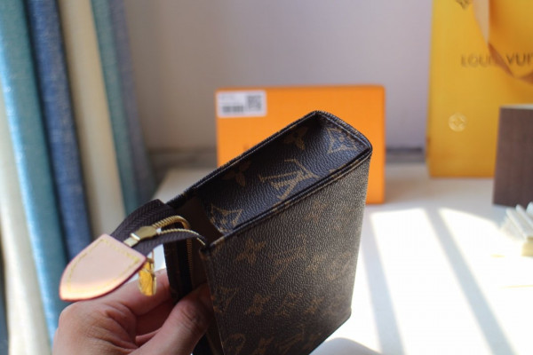 HOT SALE LOUIS VUITTON TOILETRY POUCH 15