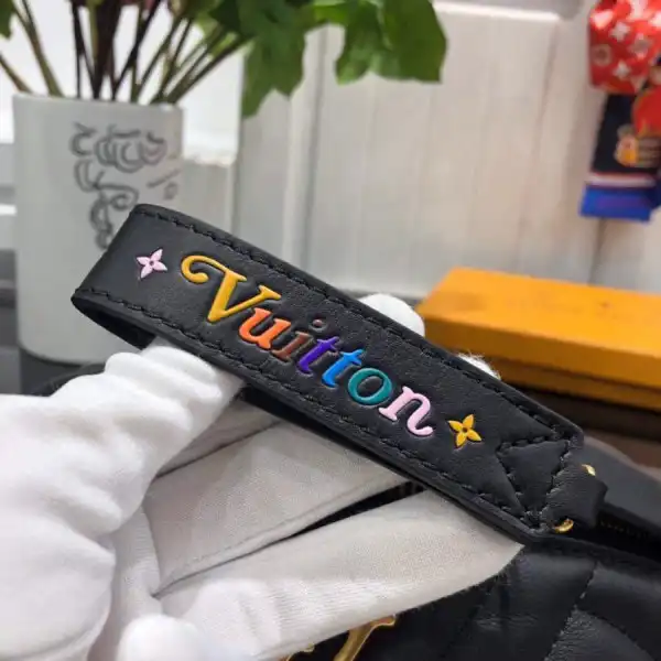 Aaa replica ru LOUIS VUITTON NEW WAVE BUMBAG