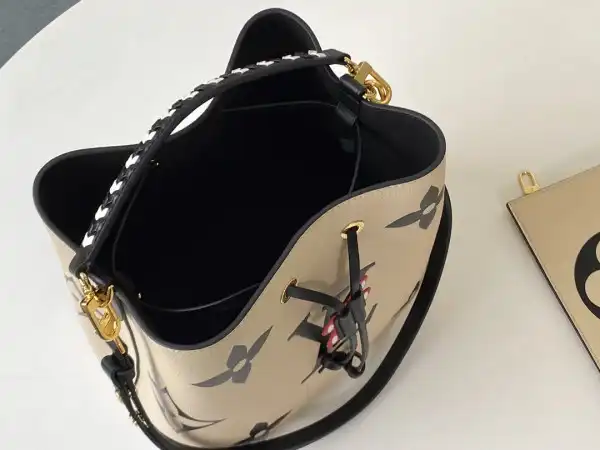 Firstbag Ru LOUIS VUITTON NÉONOÉ