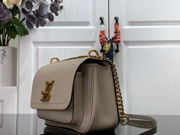 First bag ru LOUIS VUITTON LOCKME CHAIN PM