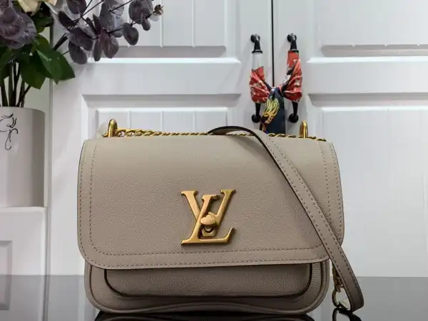 First bag ru LOUIS VUITTON LOCKME CHAIN PM