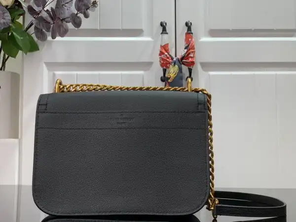 Frstbag ru LOUIS VUITTON LOCKME CHAIN PM