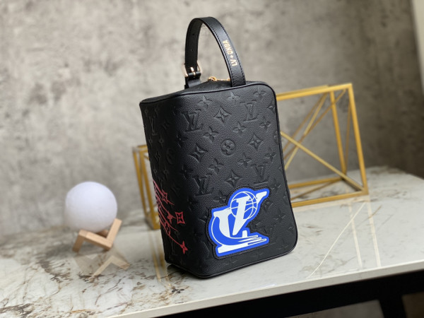 [FREE SHIPPING] LOUIS VUITTON LVXNBA CLOAKROOM DOPP KIT