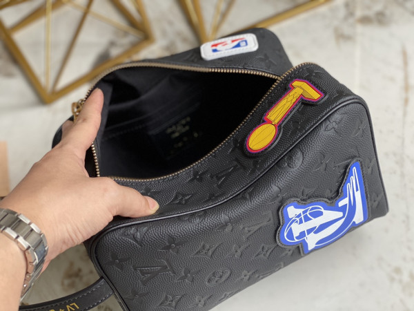 [FREE SHIPPING] LOUIS VUITTON LVXNBA CLOAKROOM DOPP KIT