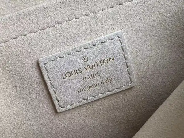 First bag ru LOUIS VUITTON NEW WAVE CHAIN BAG