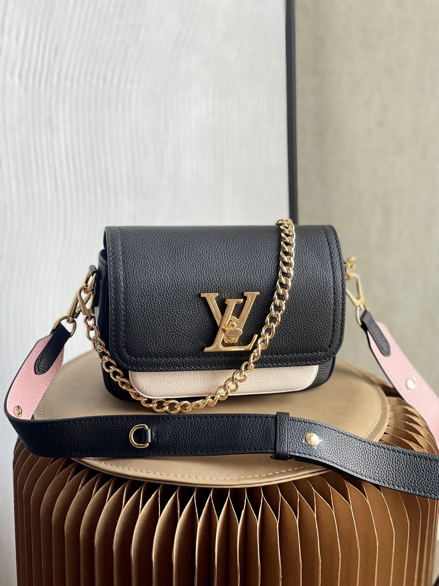 HOT SALE LOUIS VUITTON LOCKME TENDER