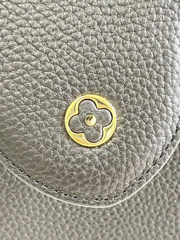 First bag ru LOUIS VUITTON CAPUCINES MM