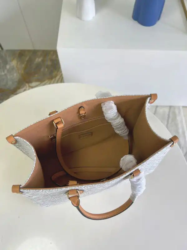 First bag ru LOUIS VUITTON ONTHEGO MM